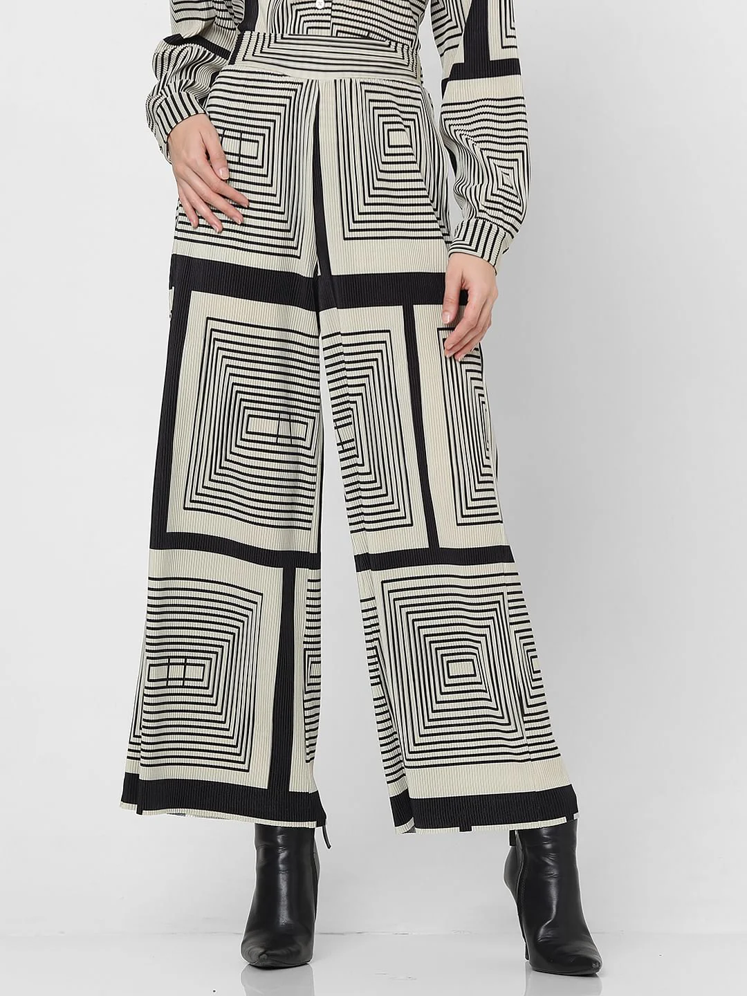 Monochrome High Rise Pleated Printed Pants - Image 2