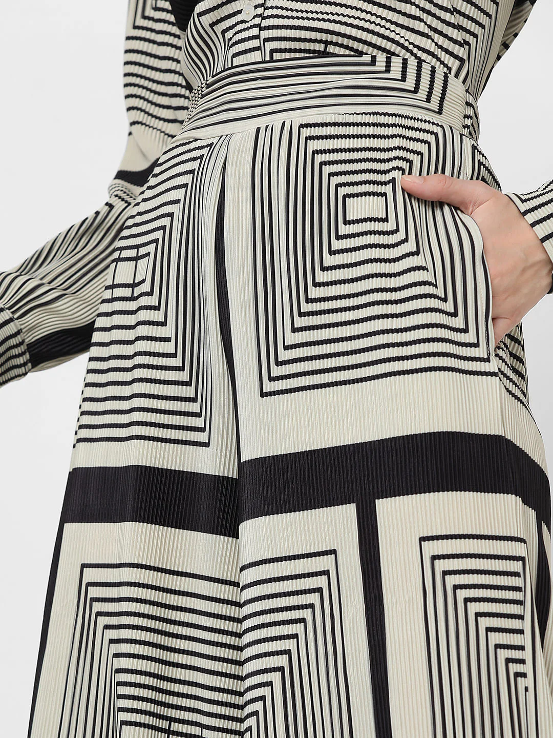 Monochrome High Rise Pleated Printed Pants - Image 6