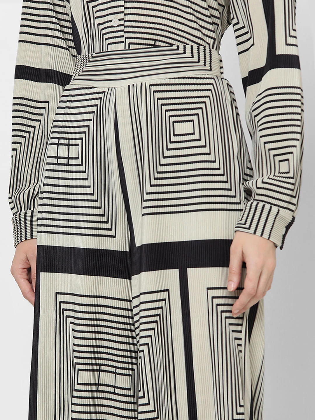 Monochrome High Rise Pleated Printed Pants - Image 8
