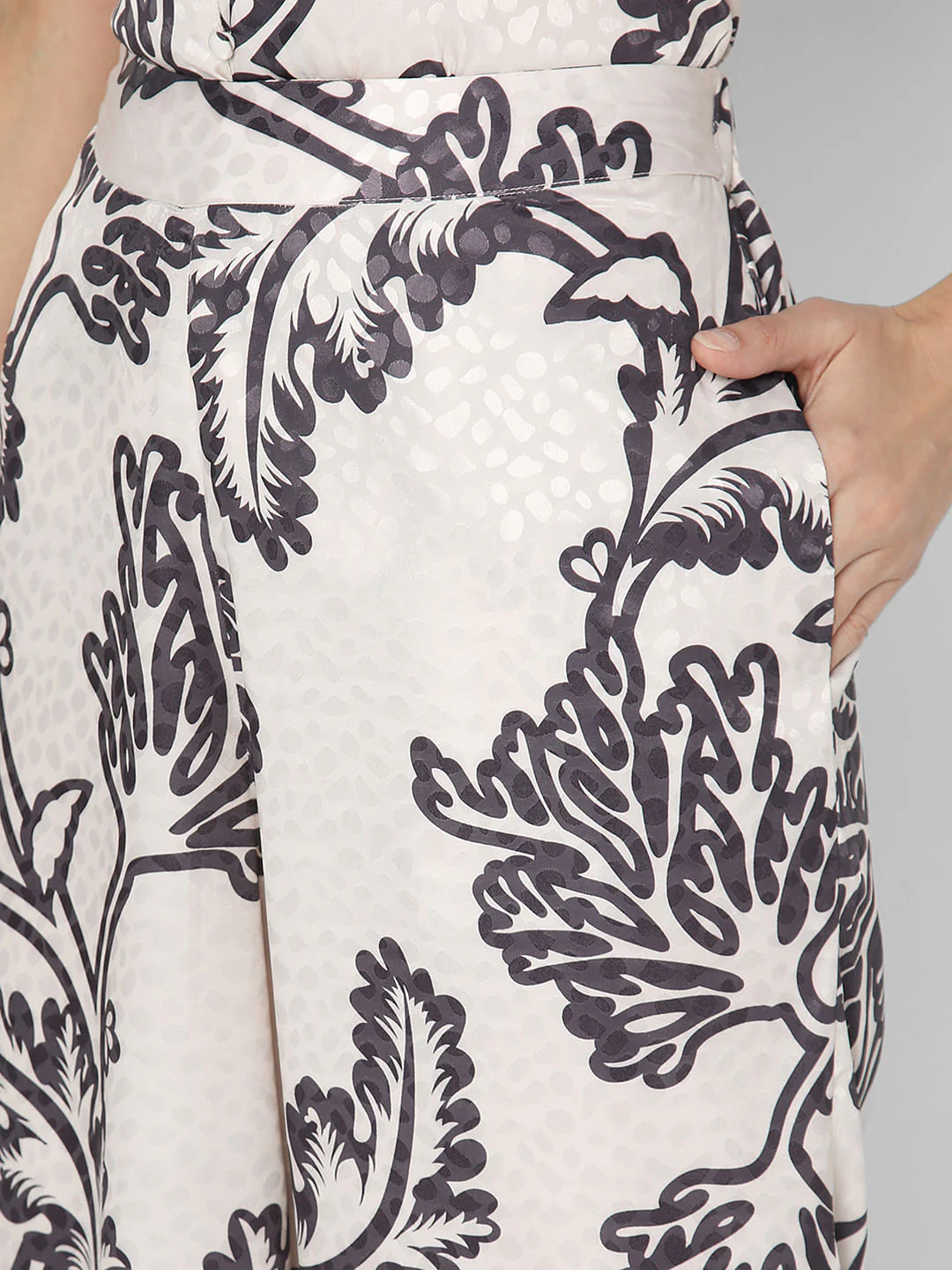 Off-White Mid Rise Printed Co-Ord Set Pants - Image 8