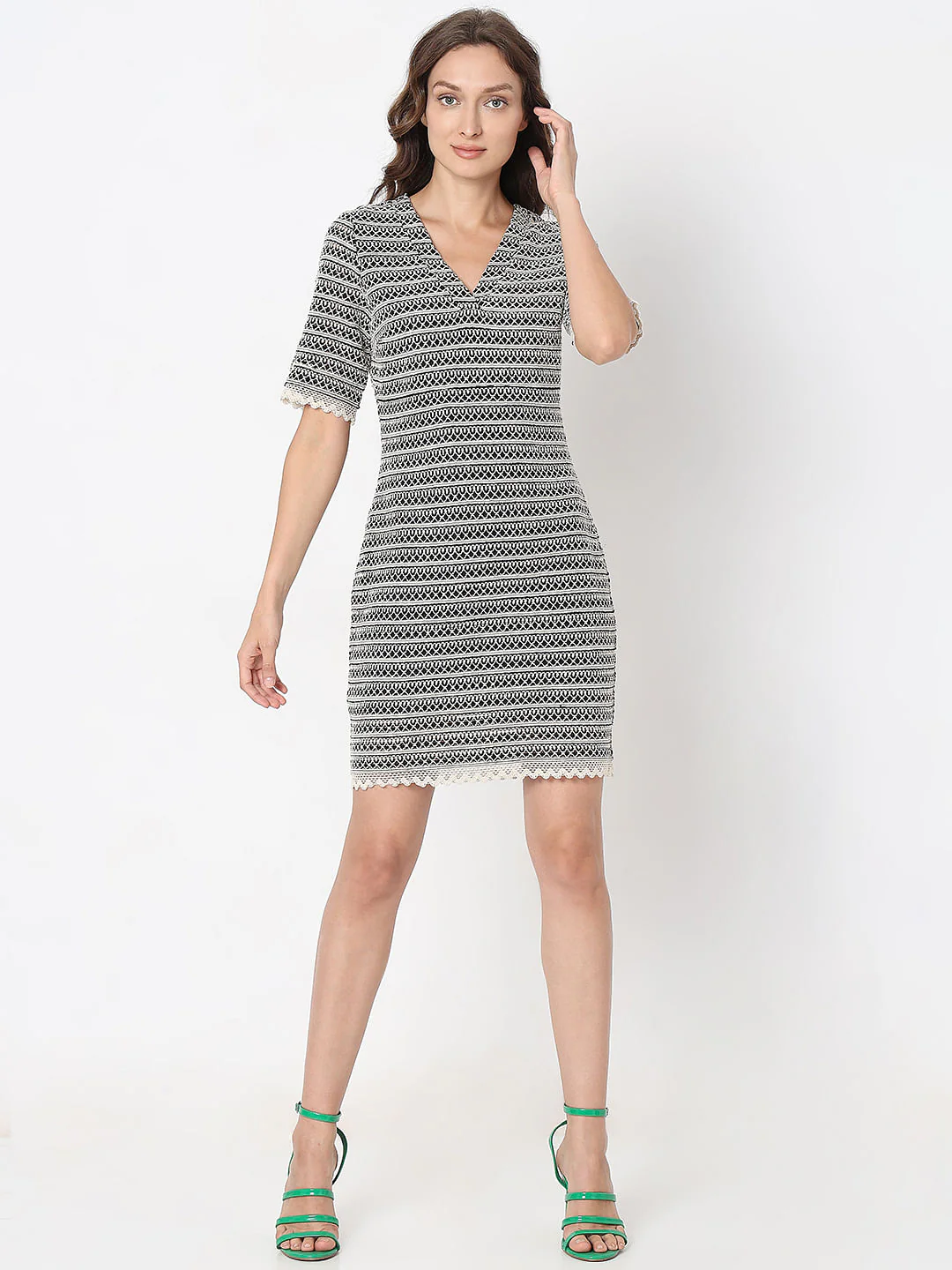 Black & White Textured Bodycon Dress - Image 5