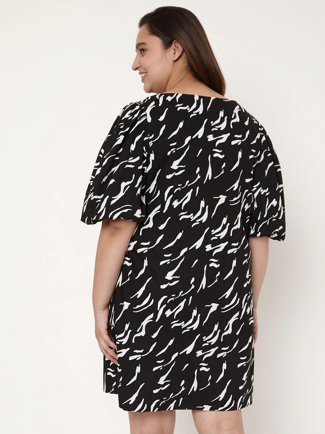 Curve Black Abstract Print Puff Sleeves Shift Dress - Image 4