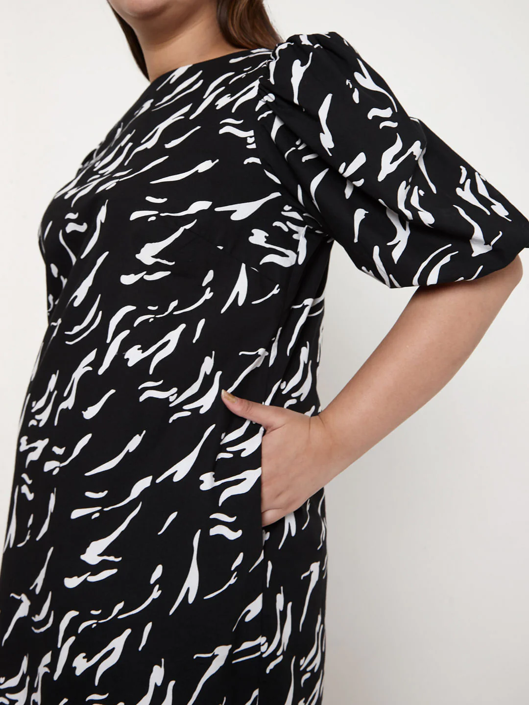 Curve Black Abstract Print Puff Sleeves Shift Dress - Image 6