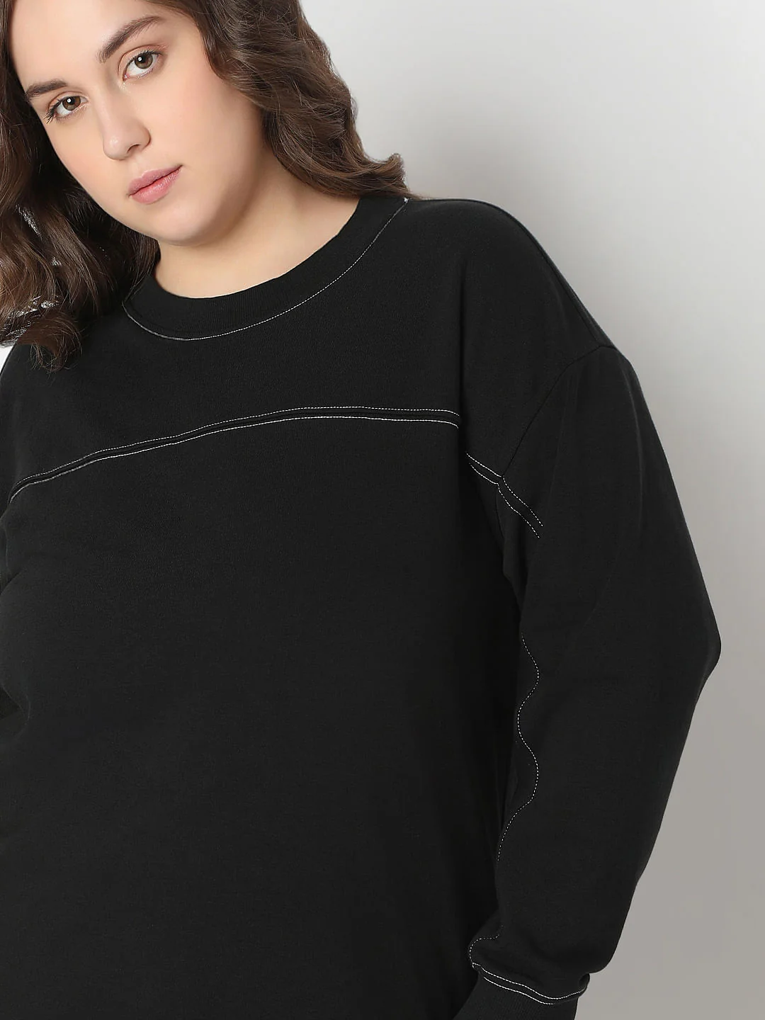 Curve Black Stitch Line Detailed Sweatshirt - Image 6