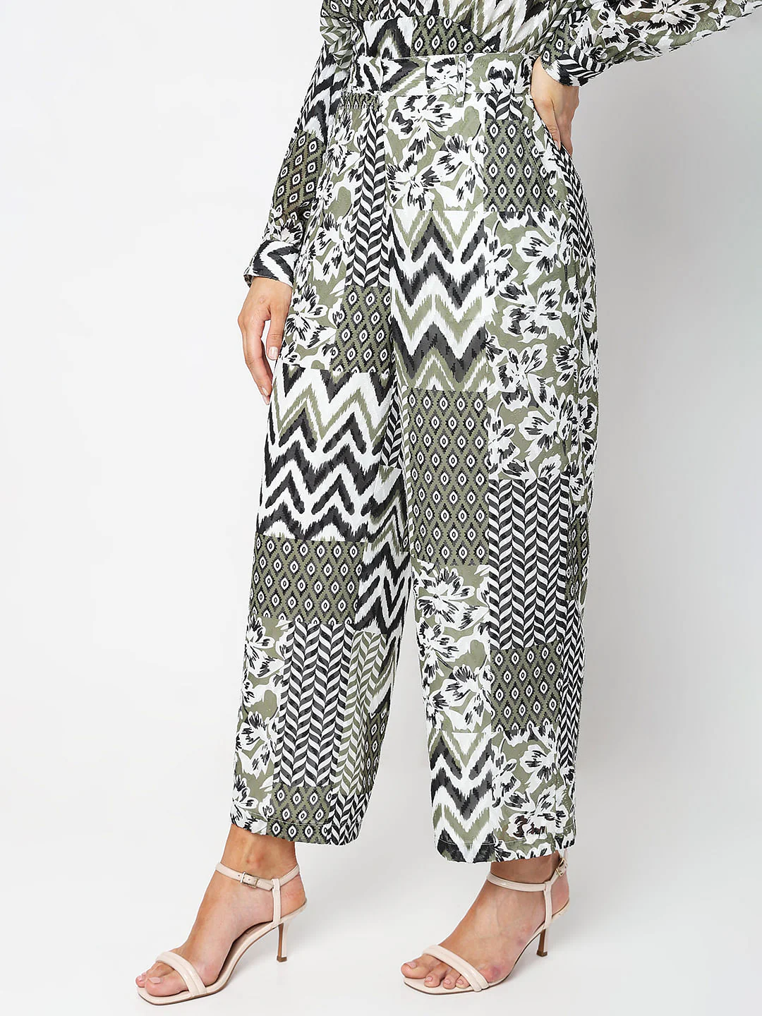 Green High Rise Printed Pants - Image 3