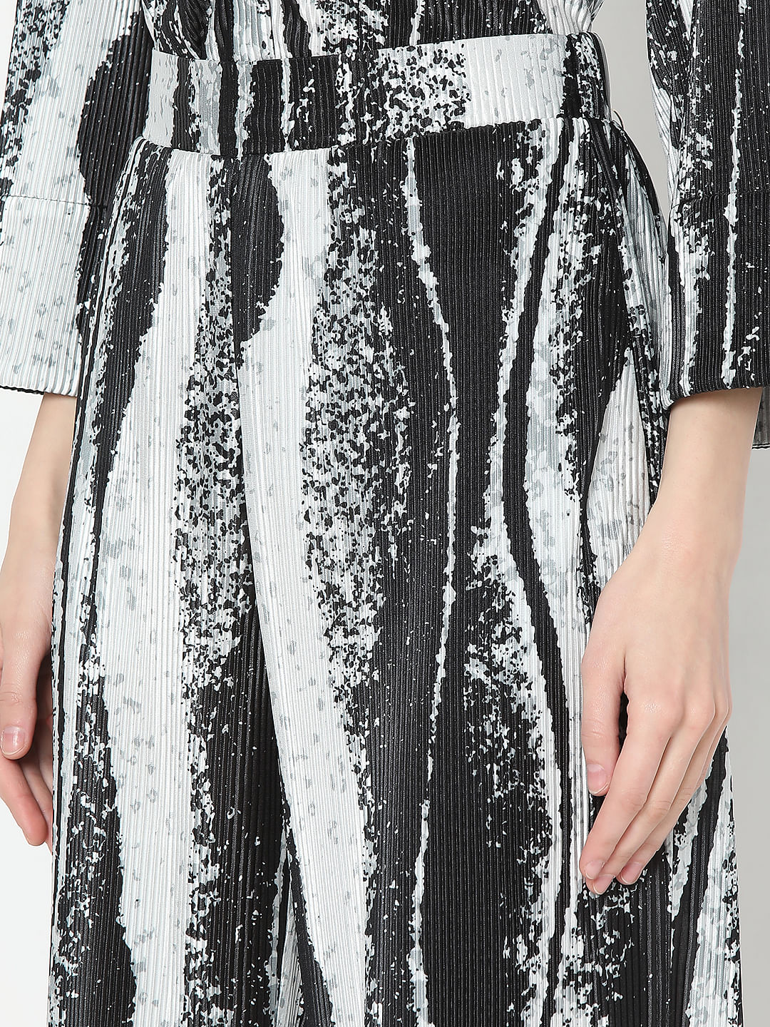 Black Printed Pleated Co-Ord Set Pants - Image 8