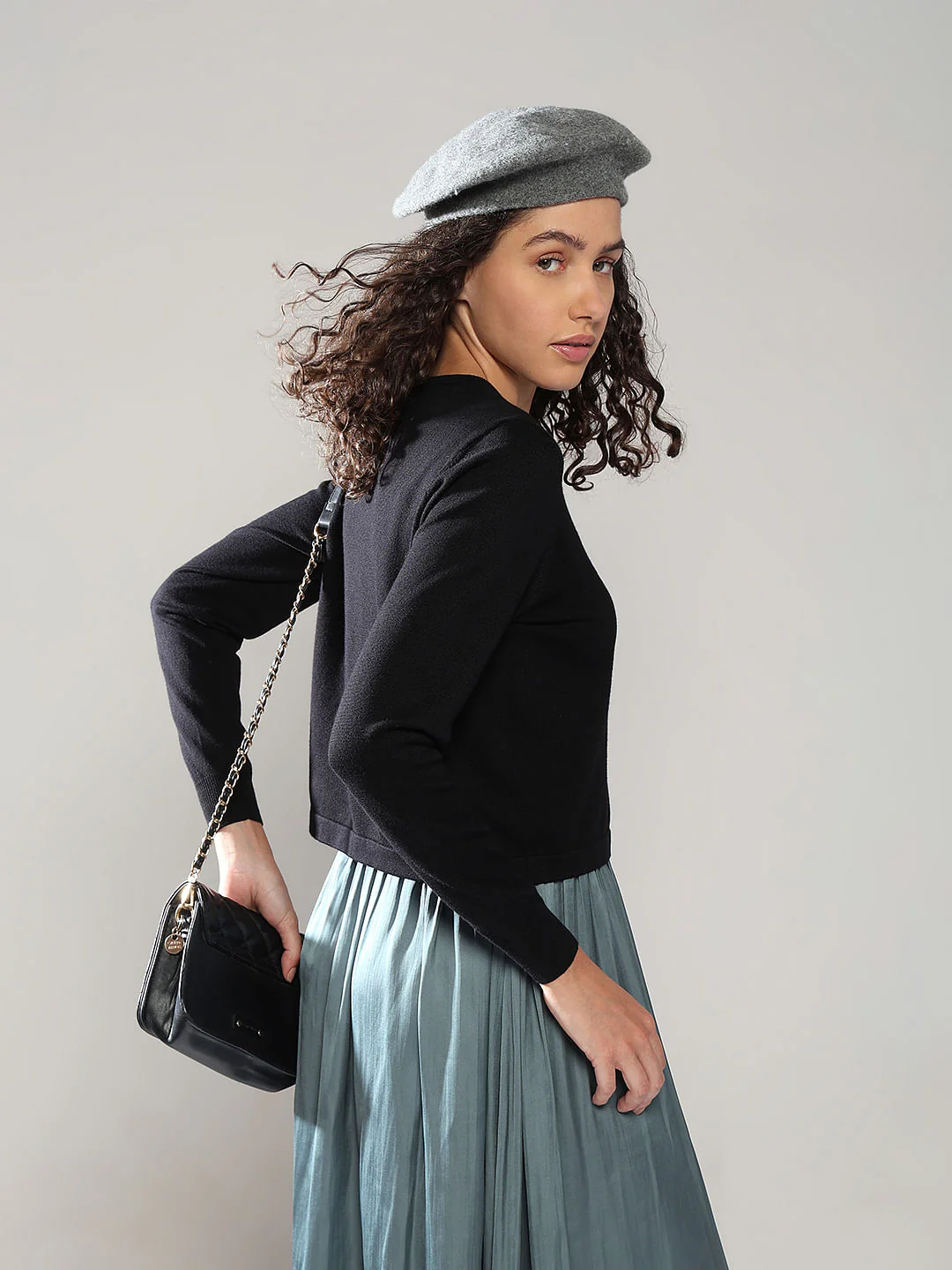 Black O-Neck Pullover