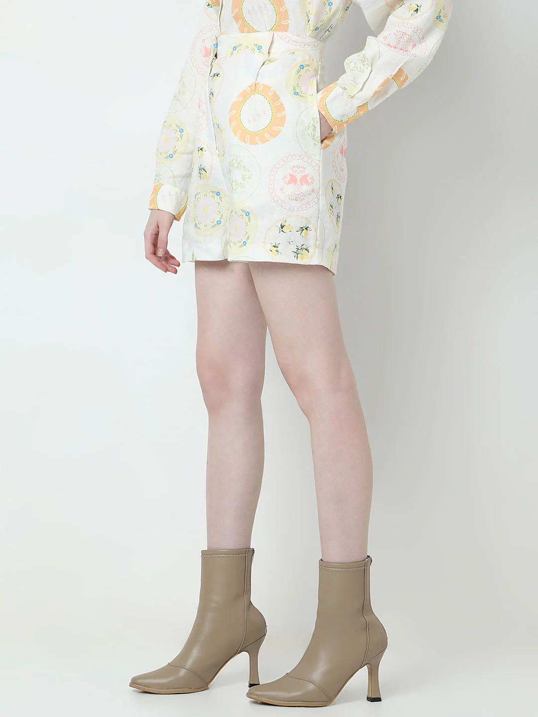 Off-White Printed Linen Co-Ord Set Shorts - Image 3