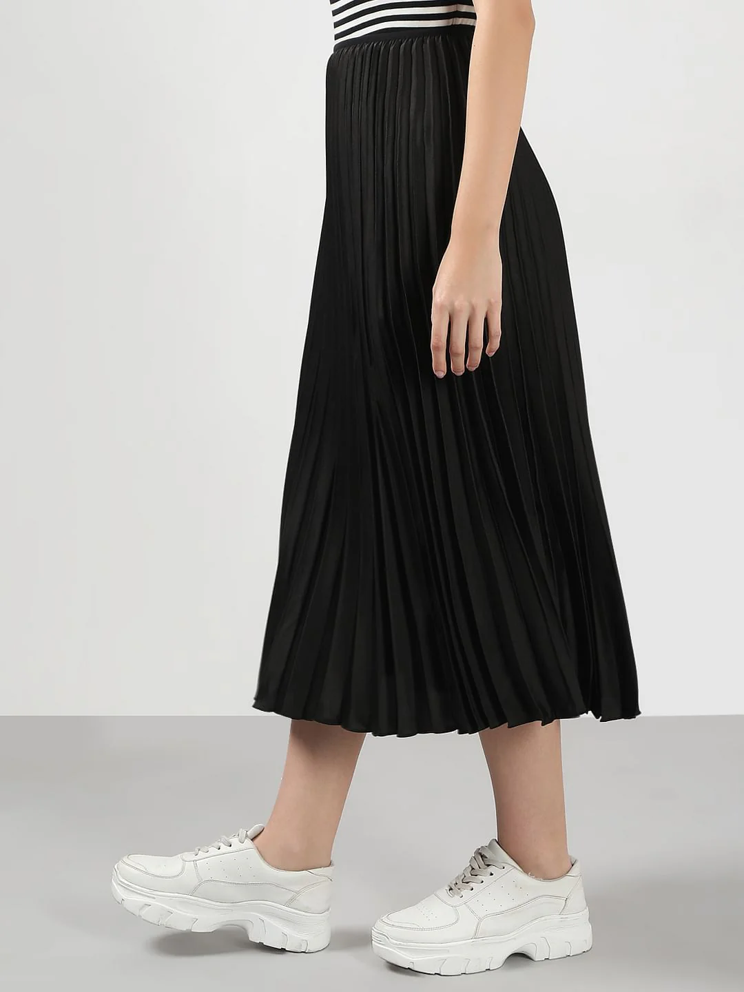 Black High Rise Pleated Midi Skirt - Image 3