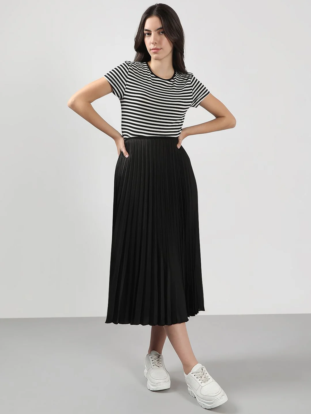 Black High Rise Pleated Midi Skirt - Image 5