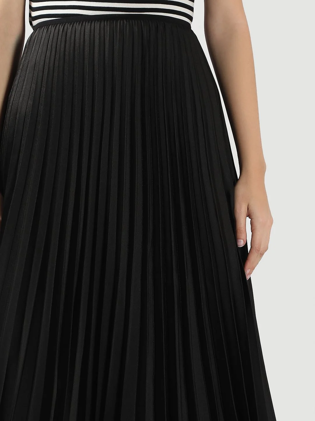 Black High Rise Pleated Midi Skirt - Image 6