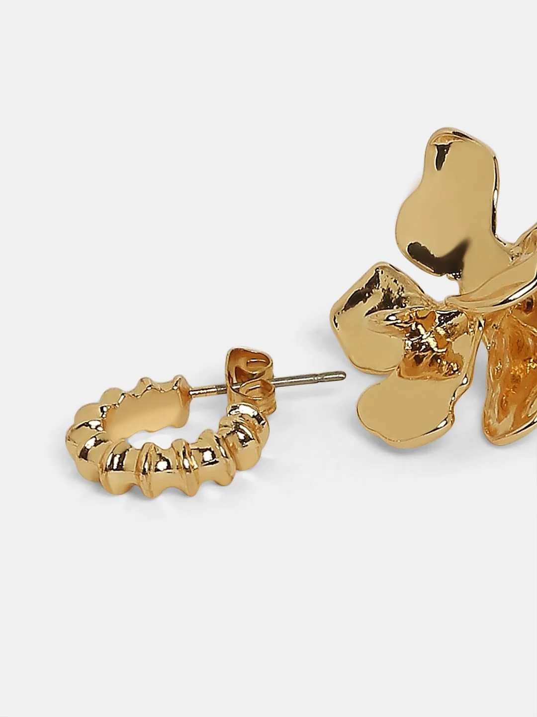Pack Of 2 Golden Earrings - Image 4