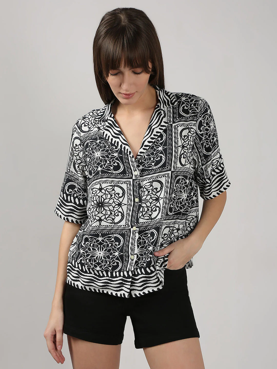 Black & White Printed Short Sleeves Shirt - Image 2