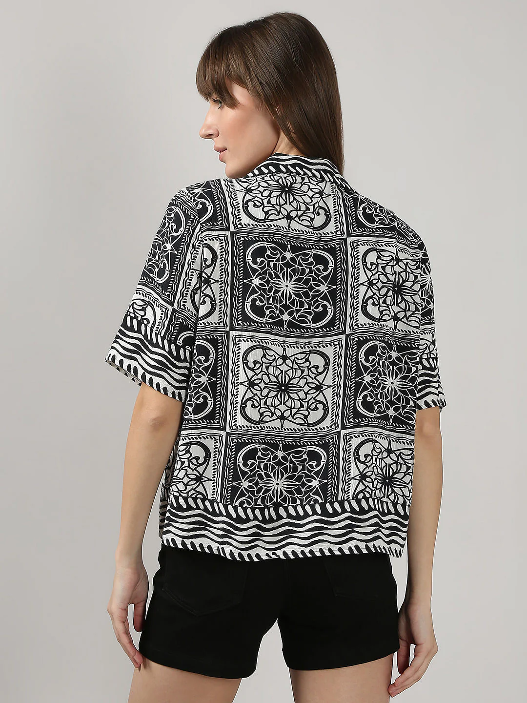 Black & White Printed Short Sleeves Shirt - Image 4