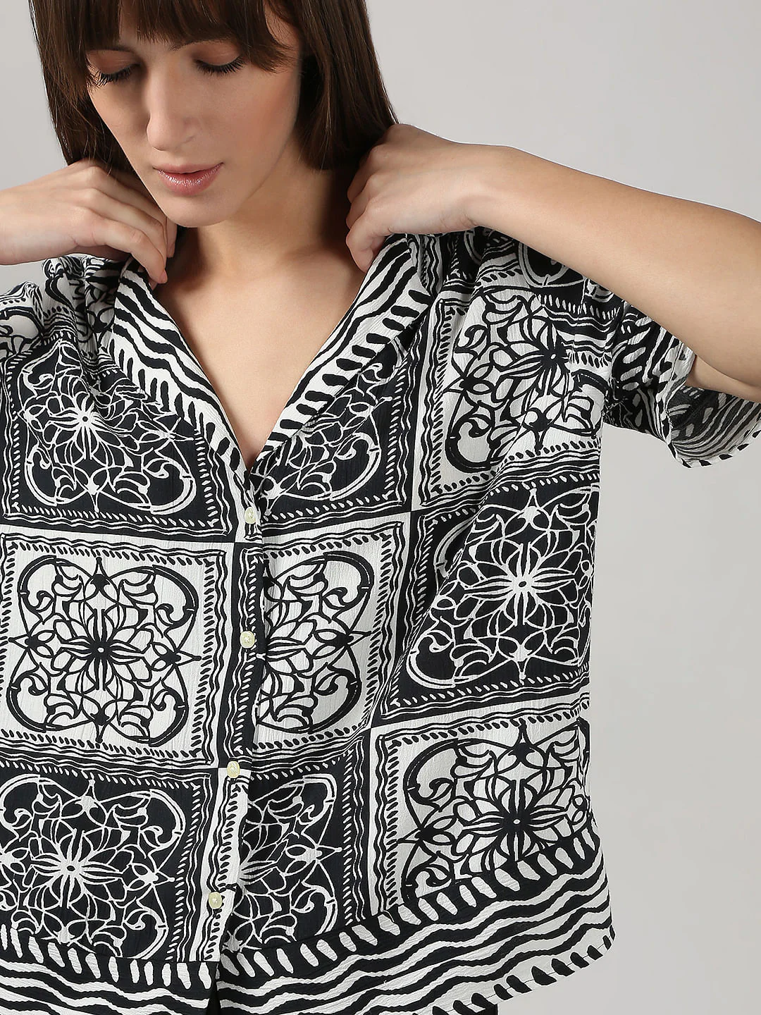 Black & White Printed Short Sleeves Shirt - Image 6