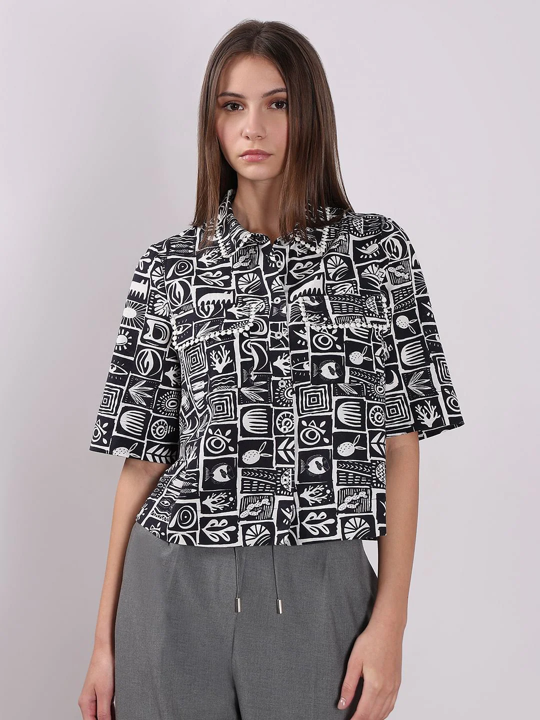 Black & White Printed Cropped Shirt - Image 2