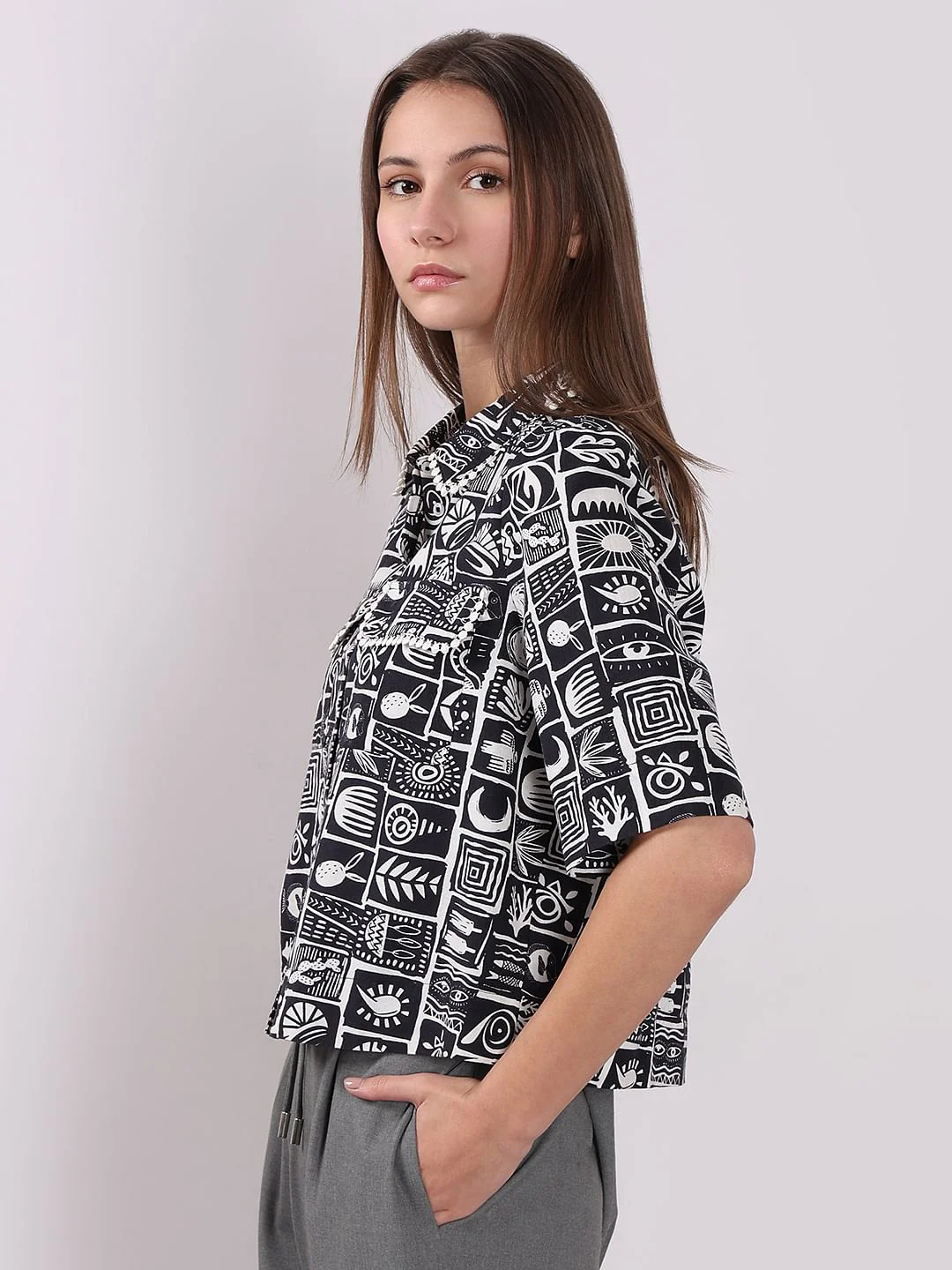 Black & White Printed Cropped Shirt - Image 3