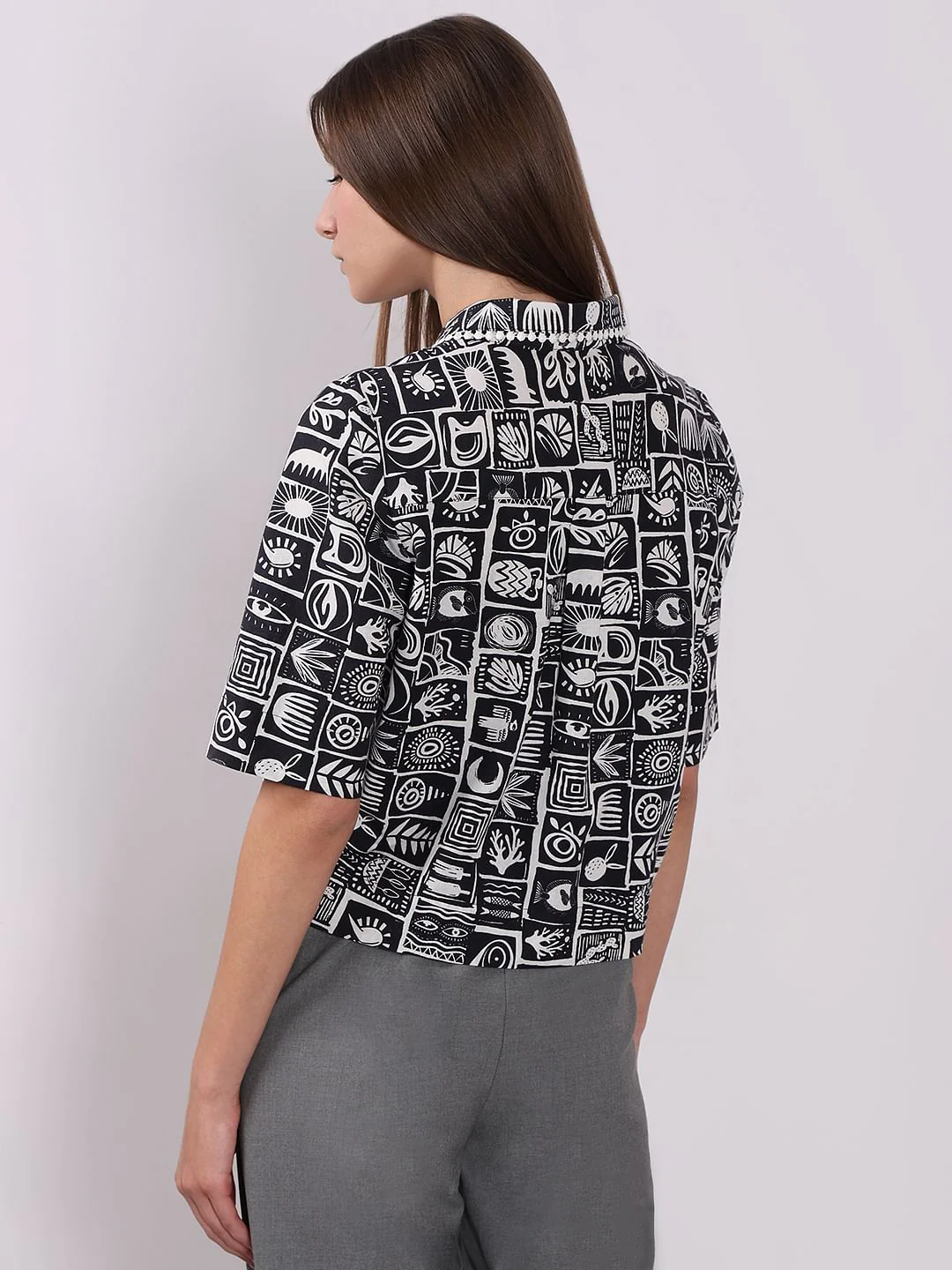 Black & White Printed Cropped Shirt - Image 4
