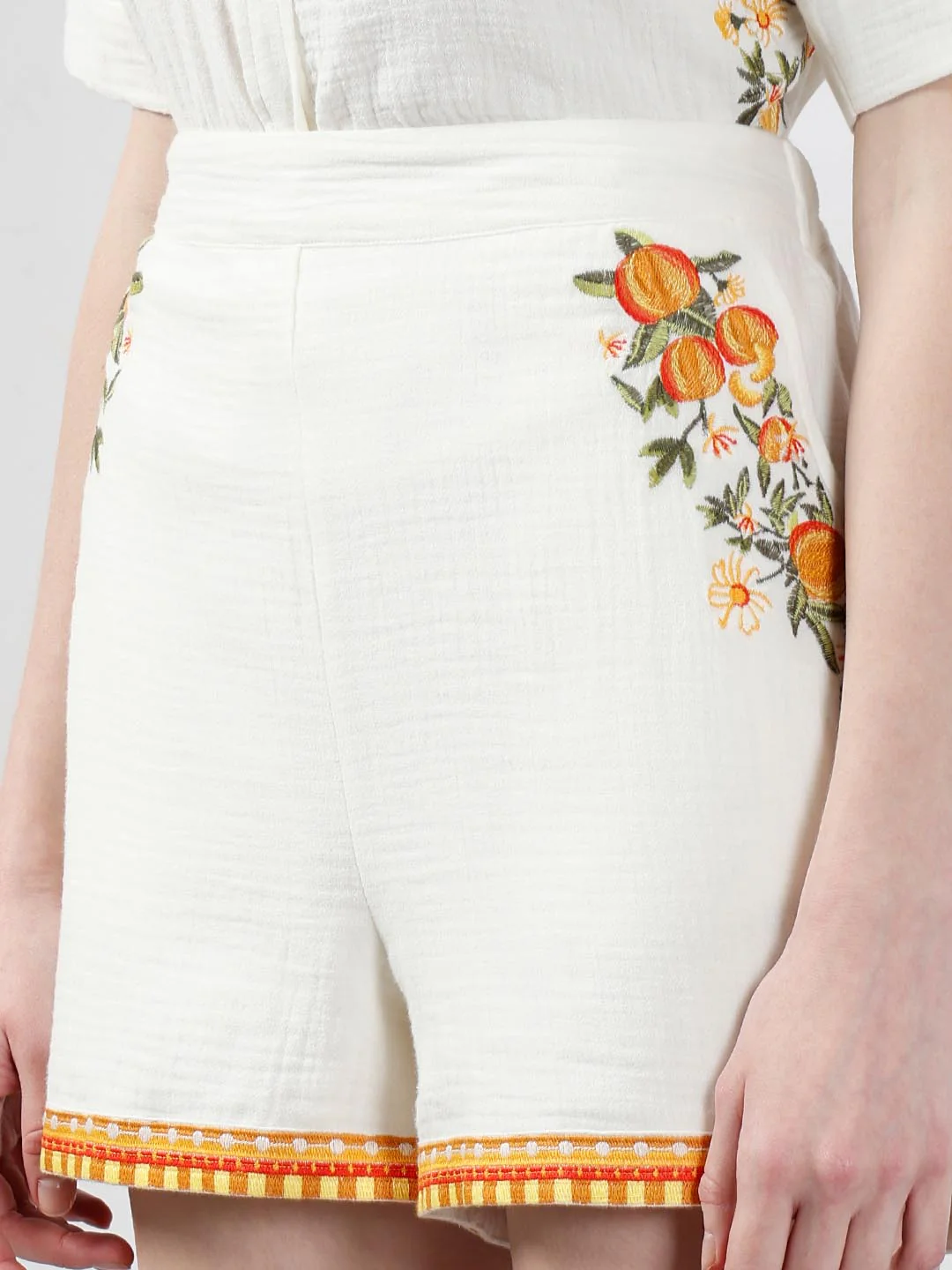 Vero Moda White Embroidered Print Shorts - Image 8
