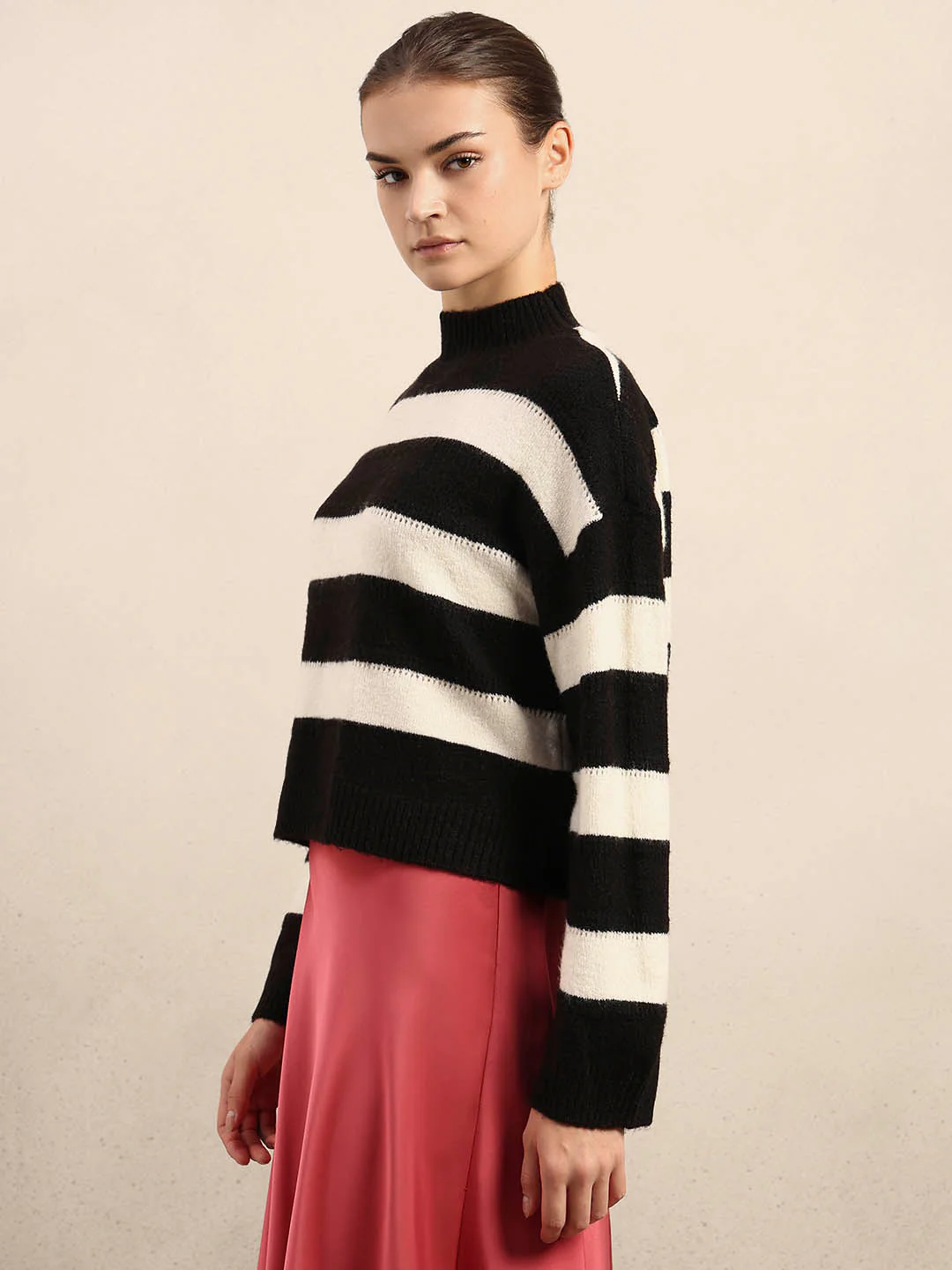 High-Neck Colourblocked Pullover - Black - Image 3
