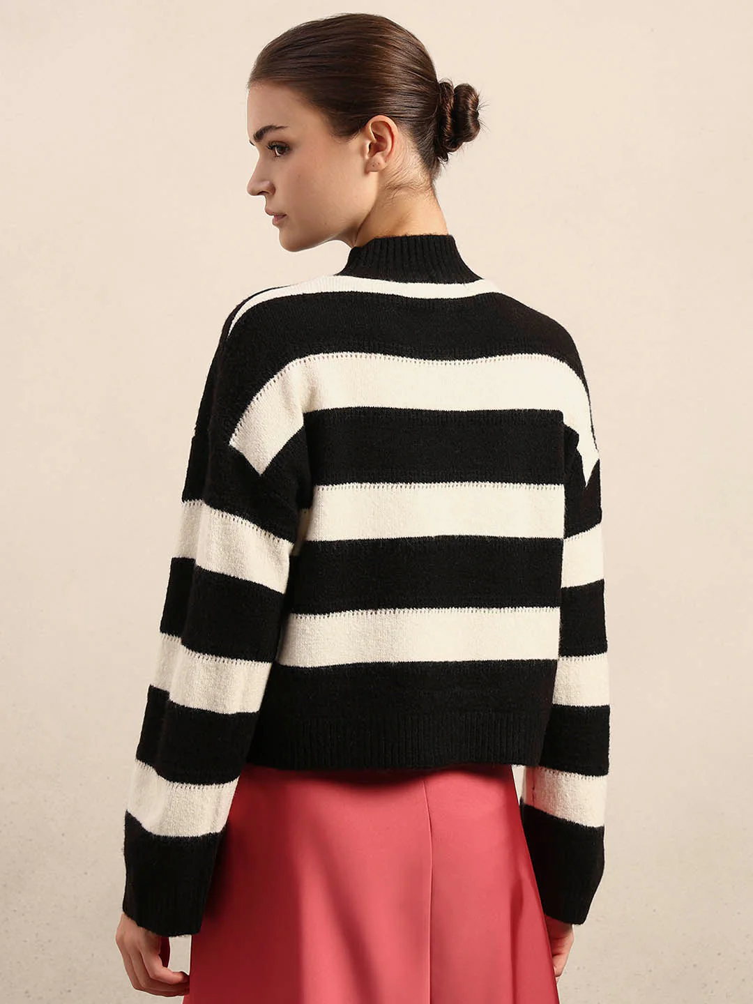 High-Neck Colourblocked Pullover - Black - Image 4
