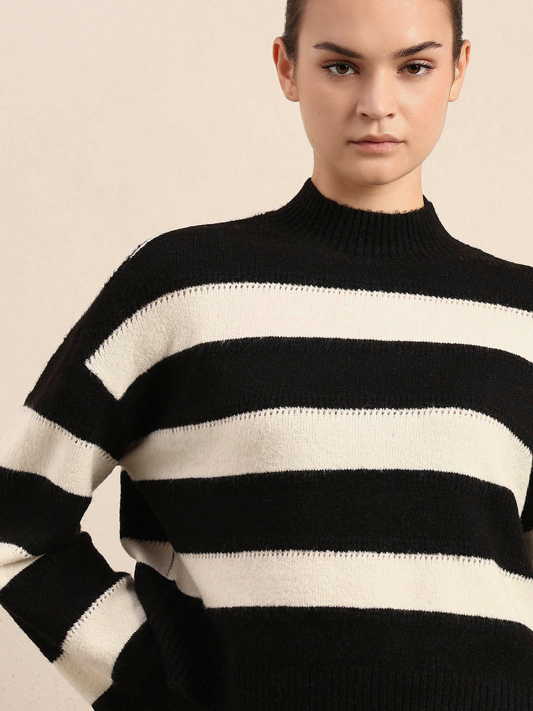 High-Neck Colourblocked Pullover - Black - Image 6