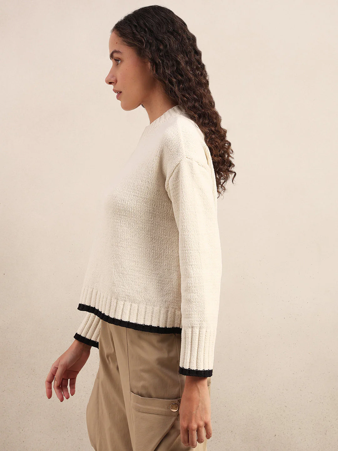 O-Neck Contrast Hem Pullover - Image 3