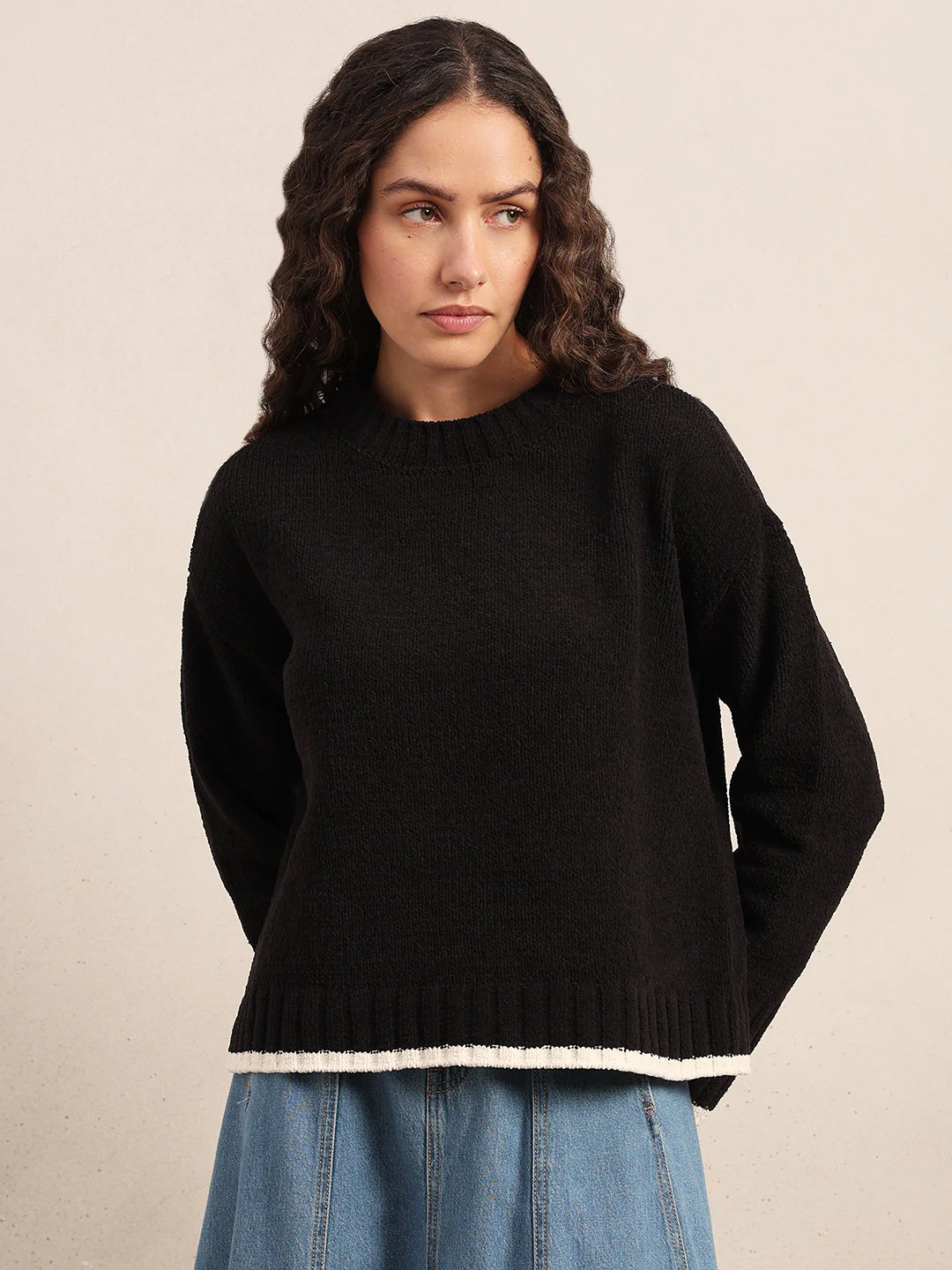 O-Neck Contrast Hem Pullover - Black - Image 2