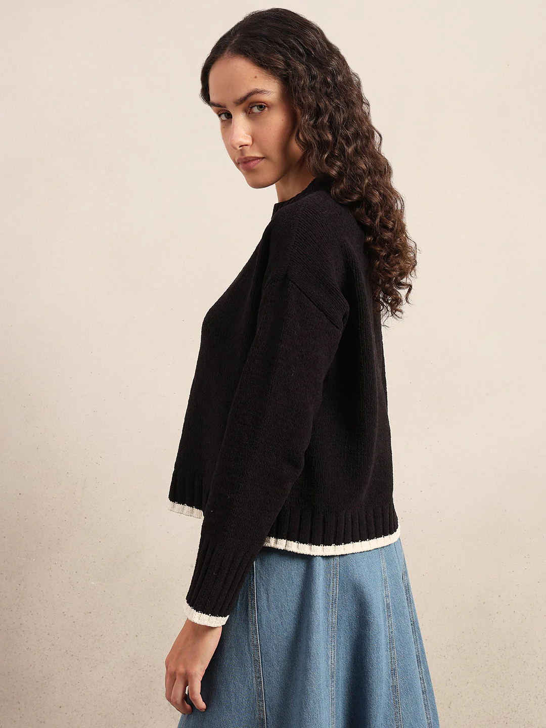 O-Neck Contrast Hem Pullover - Black - Image 3