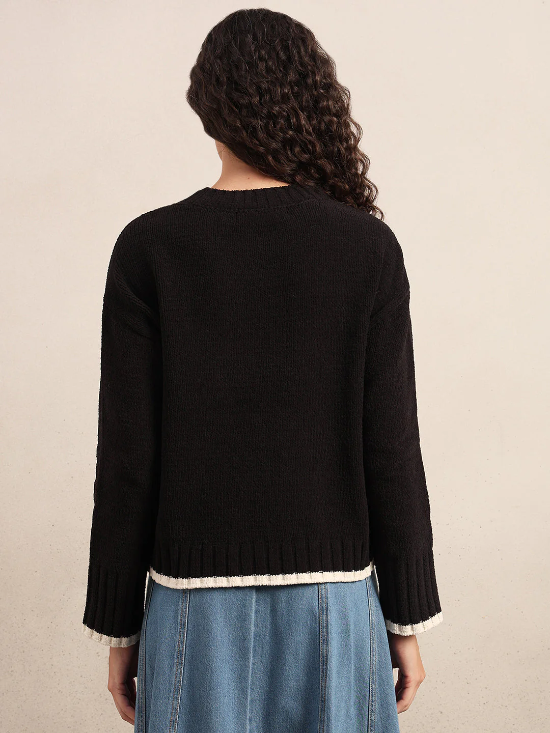 O-Neck Contrast Hem Pullover - Black - Image 4