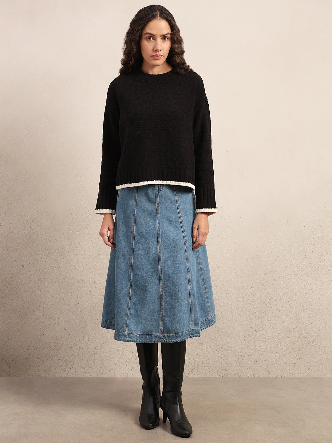 O-Neck Contrast Hem Pullover - Black - Image 5