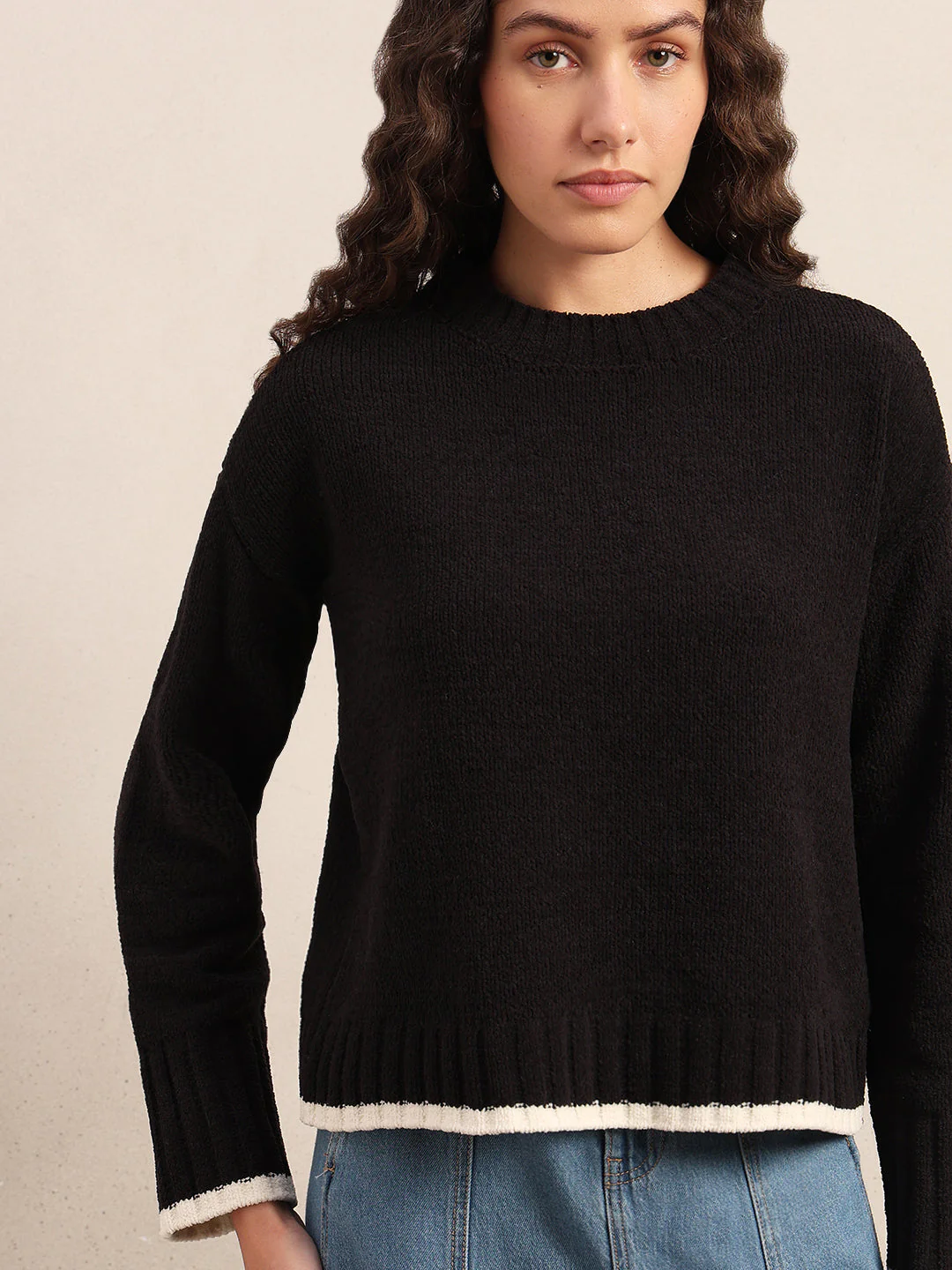 O-Neck Contrast Hem Pullover - Black - Image 6