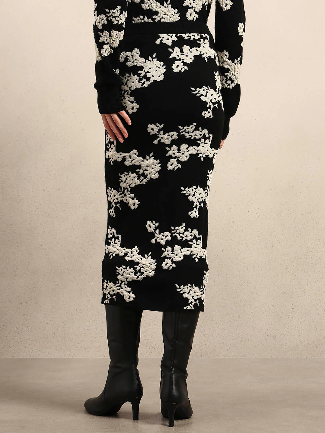 Floral Bodycon Midi Skirt - Image 4