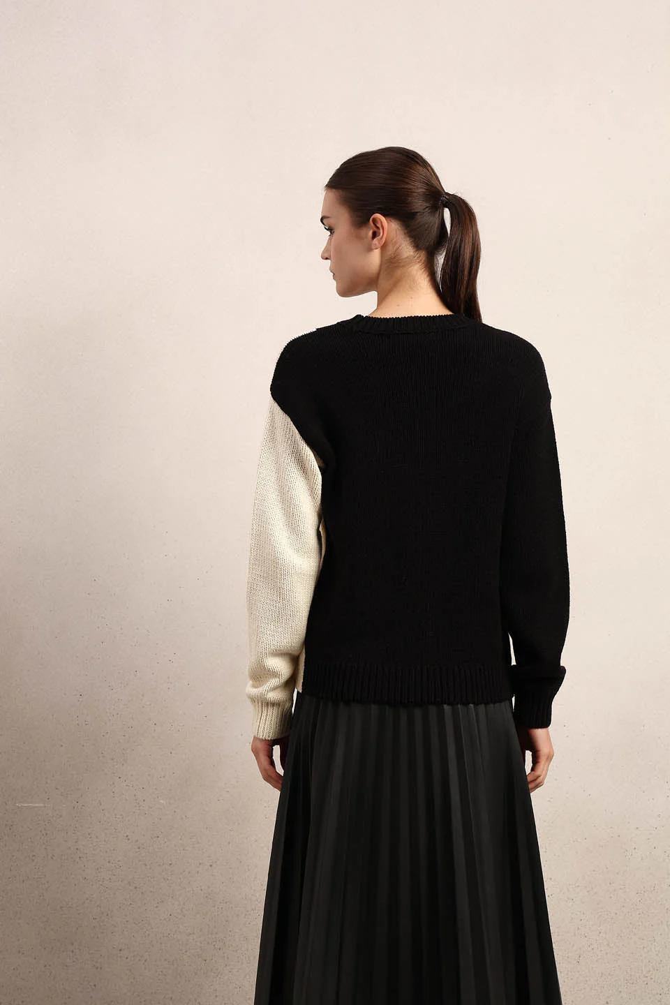 Dual Tone O-Neck Pullover - Black - Image 10