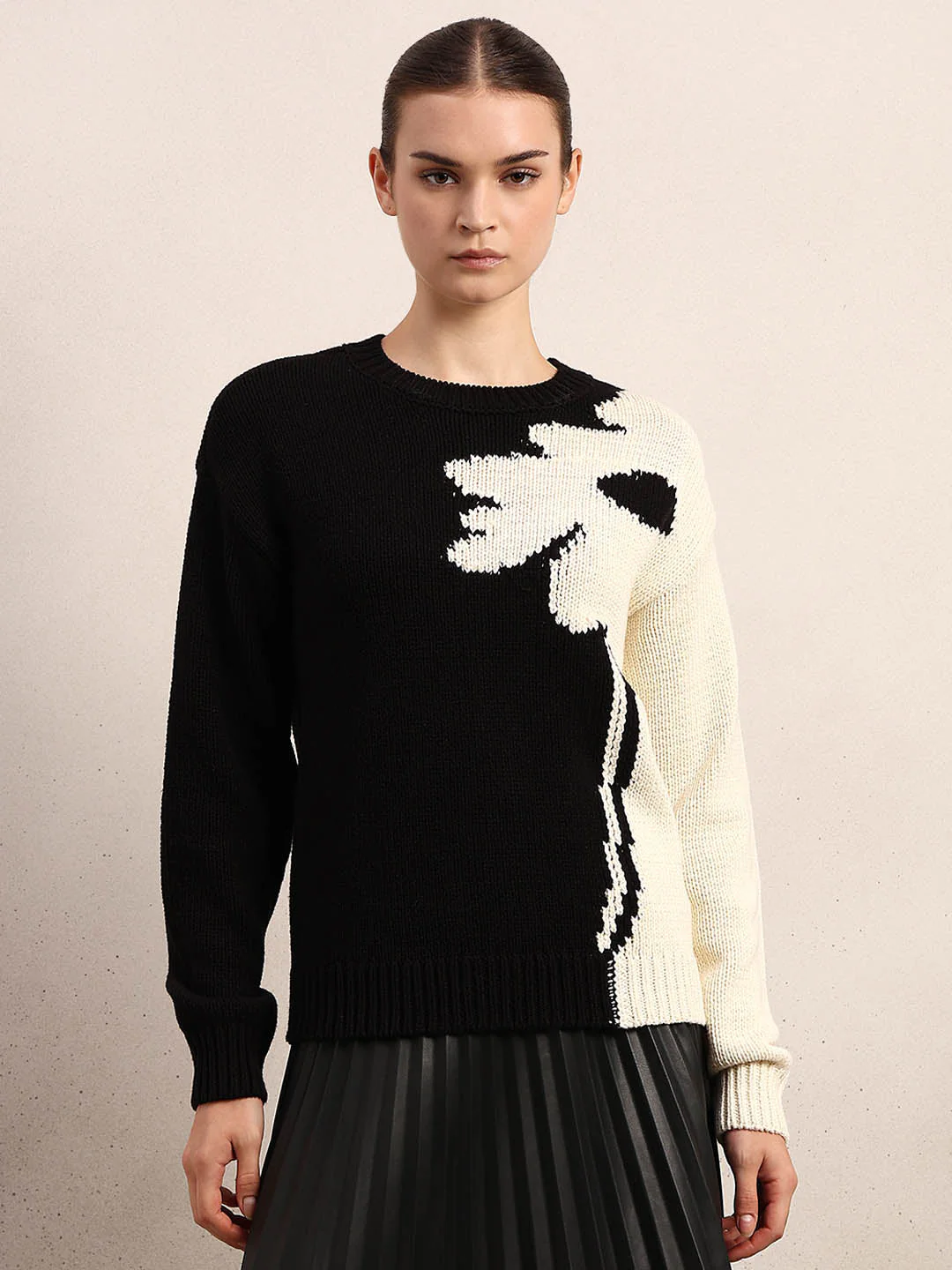 Dual Tone O-Neck Pullover - Black - Image 2