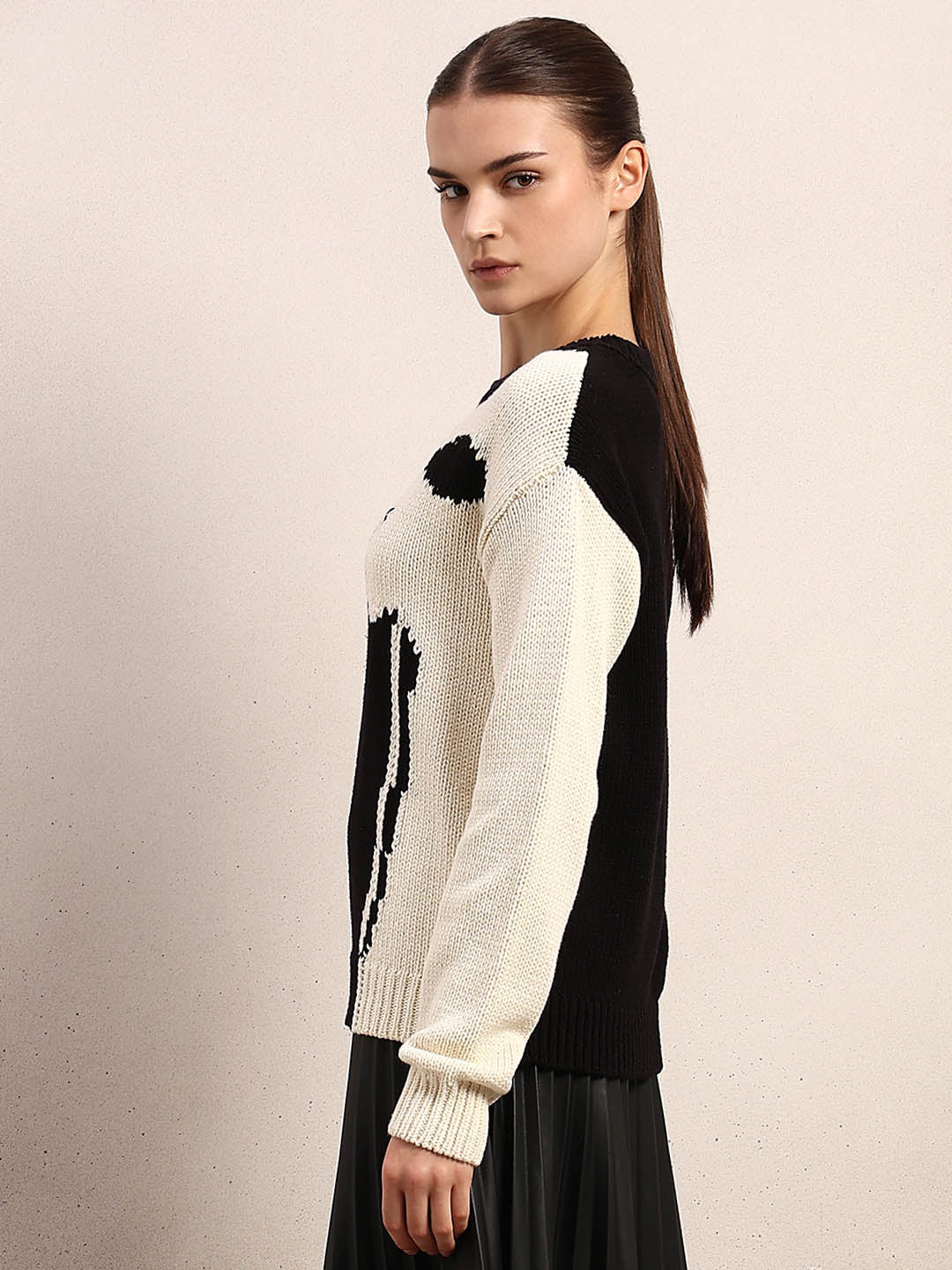 Dual Tone O-Neck Pullover - Black - Image 3