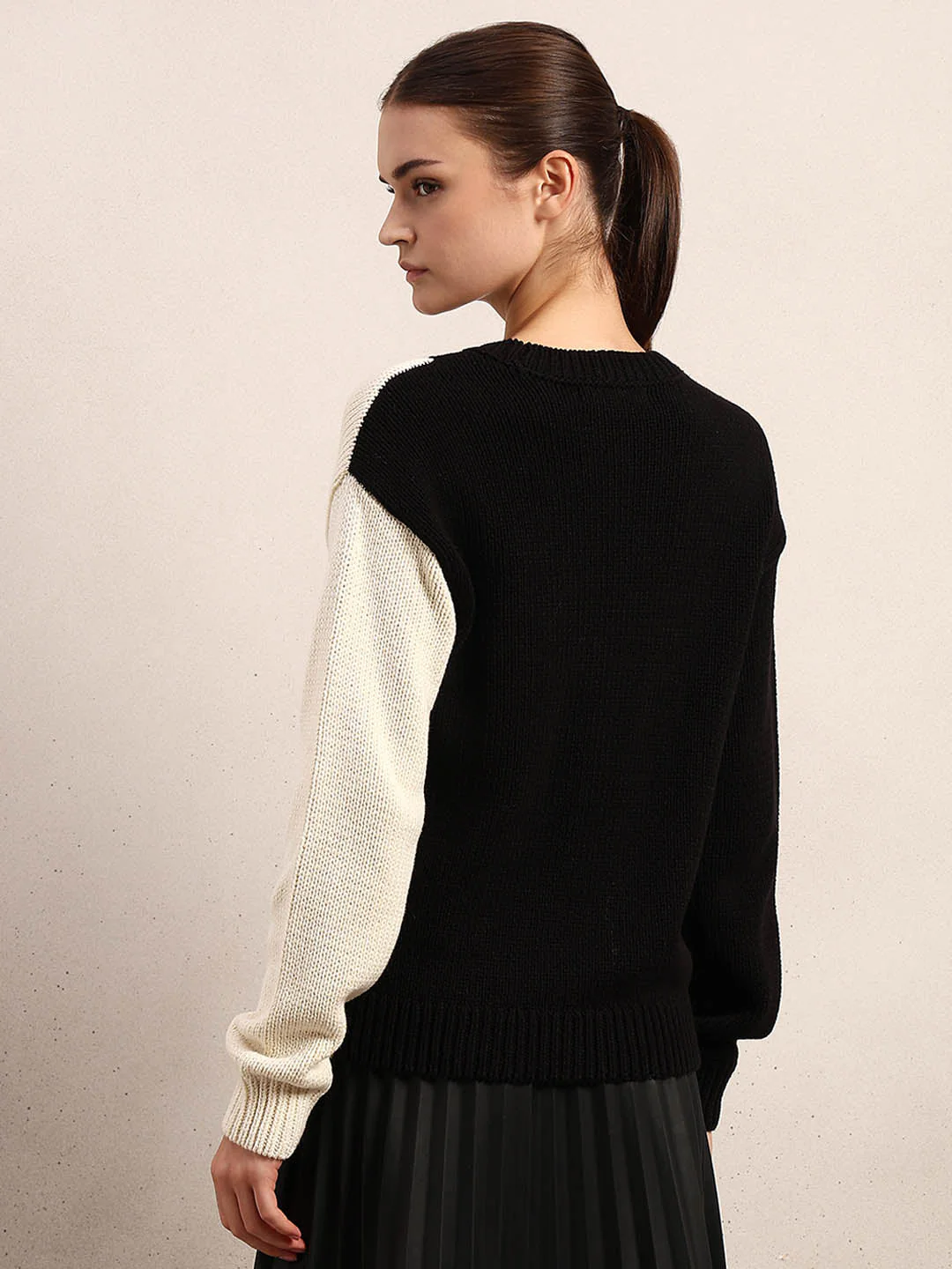 Dual Tone O-Neck Pullover - Black - Image 4