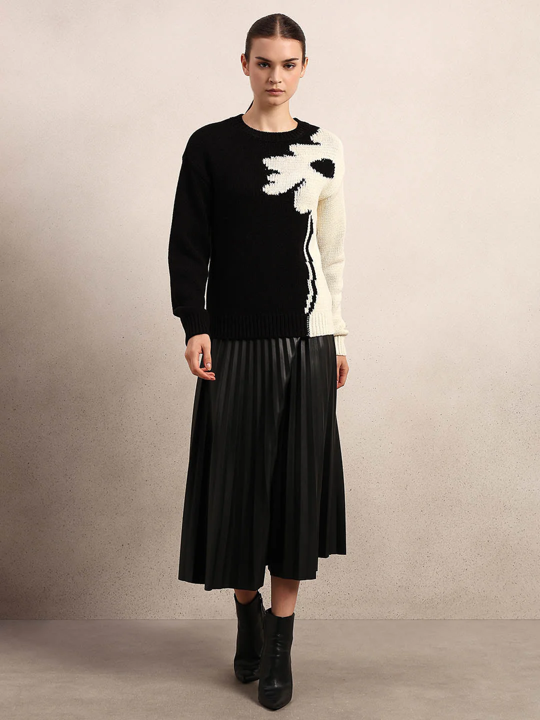 Dual Tone O-Neck Pullover - Black - Image 5