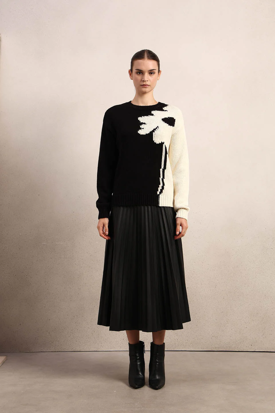 Dual Tone O-Neck Pullover - Black - Image 9