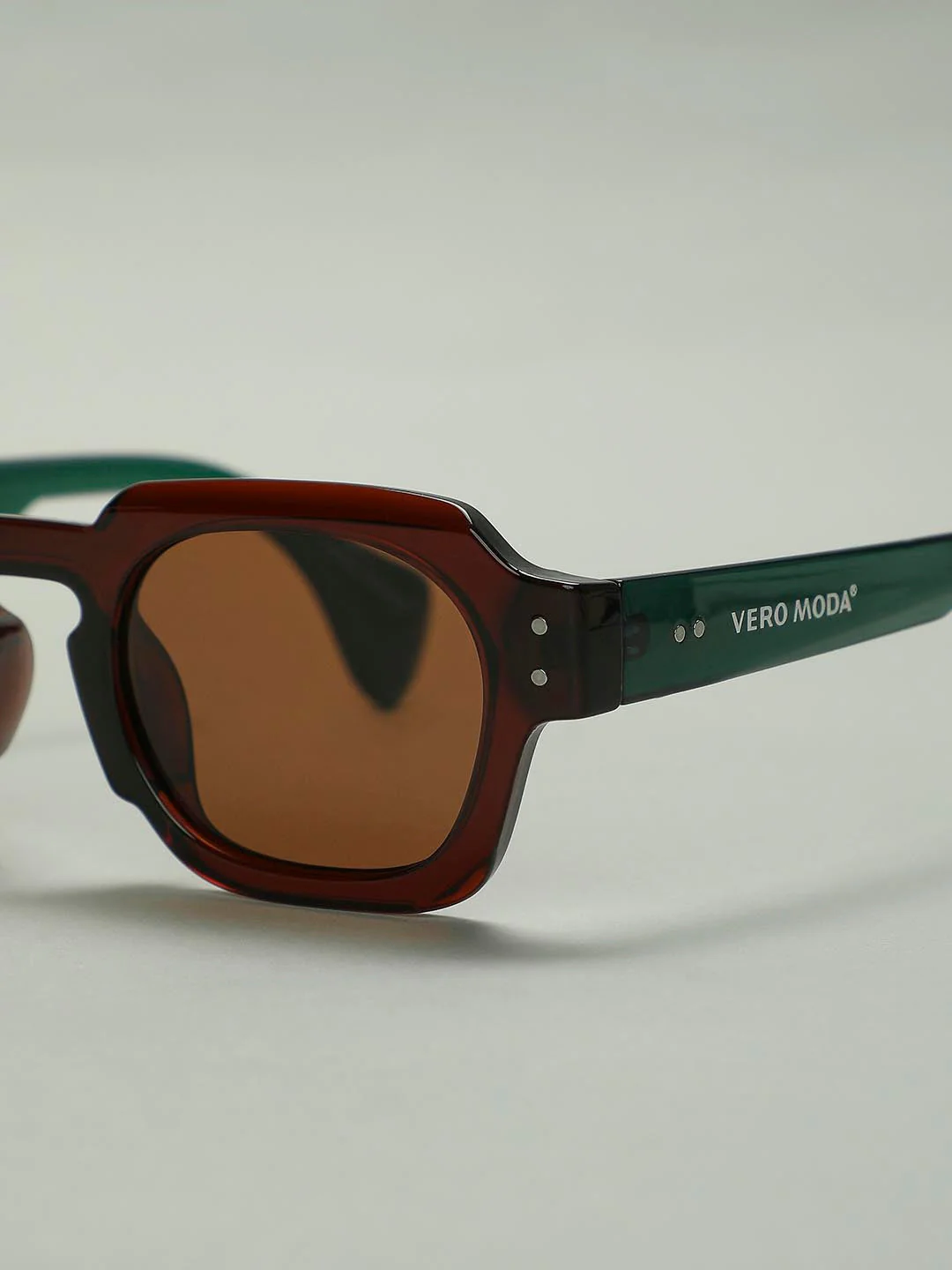 Black Oval Framed Sunglasses - Image 4