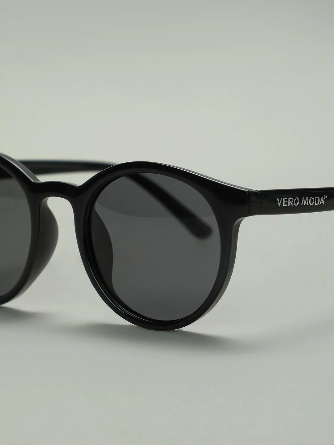 Black Round Framed Sunglasses - Image 4