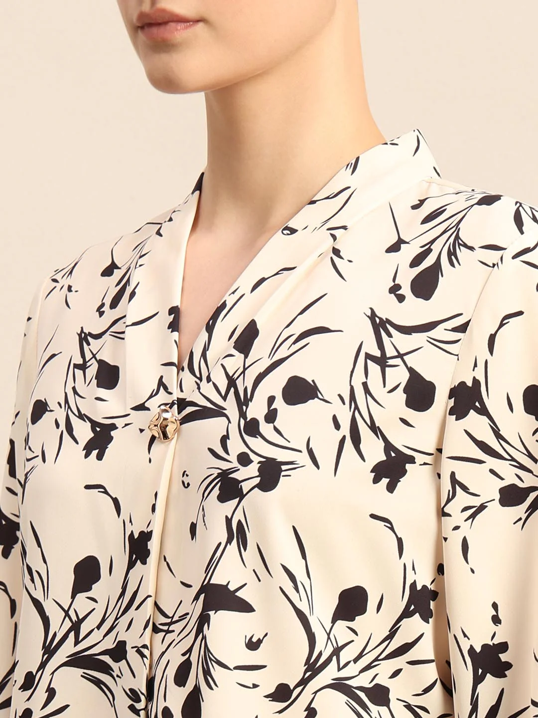 Off-White Printed V-Neck Top - Image 8