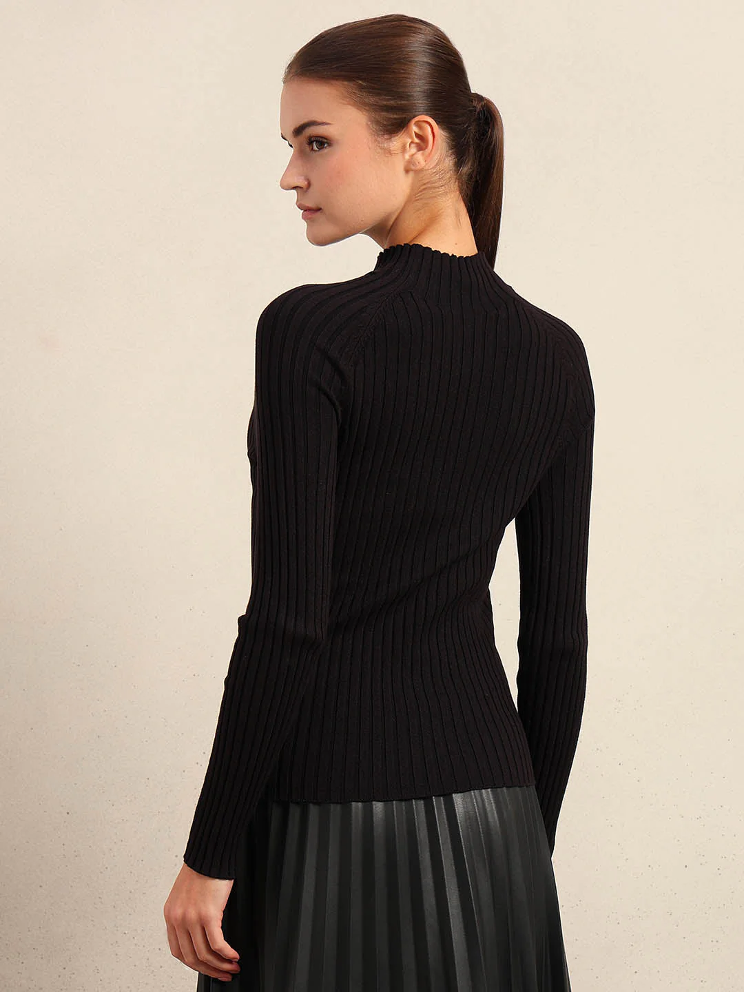 Black Ribbed Knit Fitted Top - Image 4
