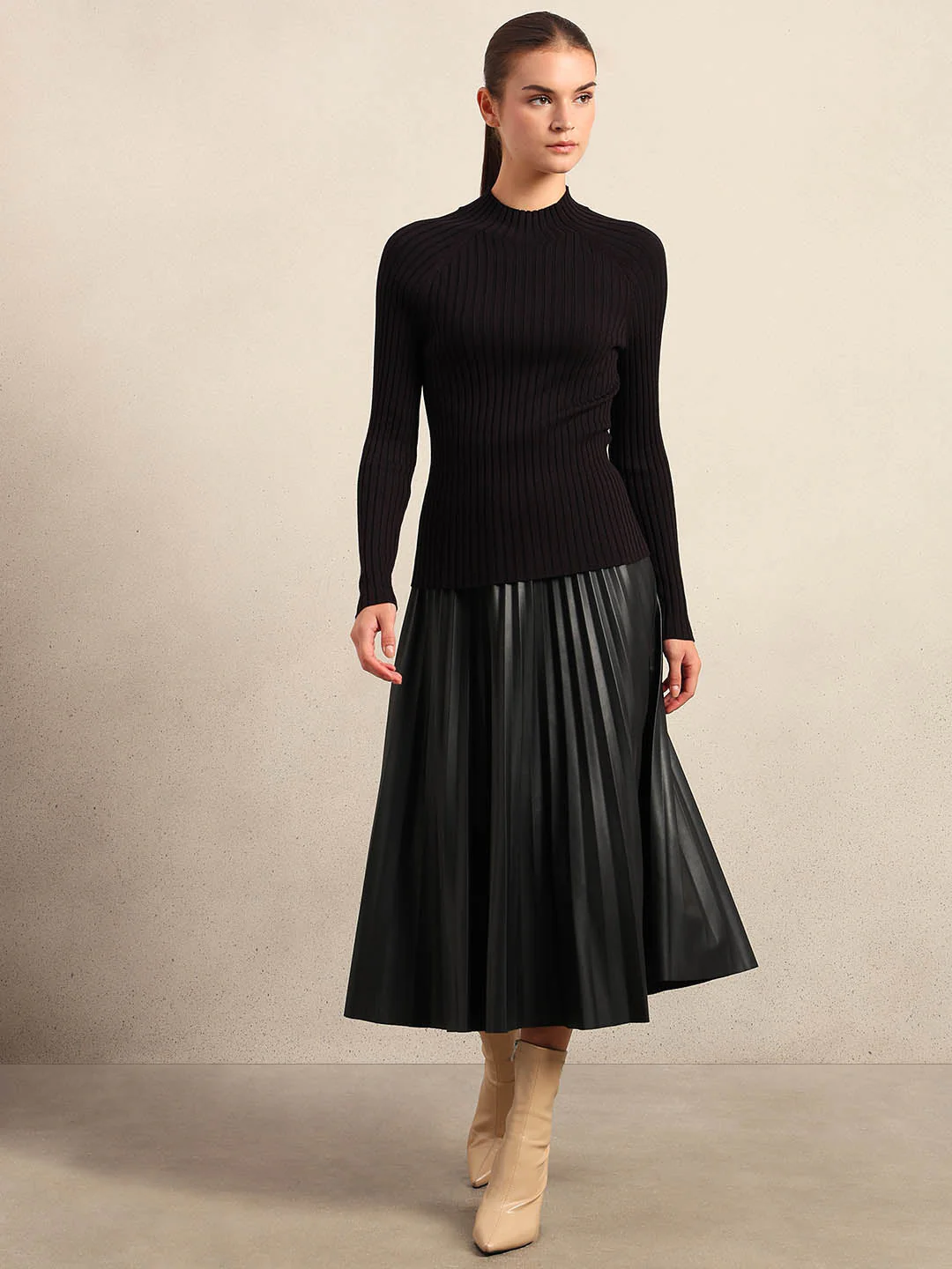 Black Ribbed Knit Fitted Top - Image 5