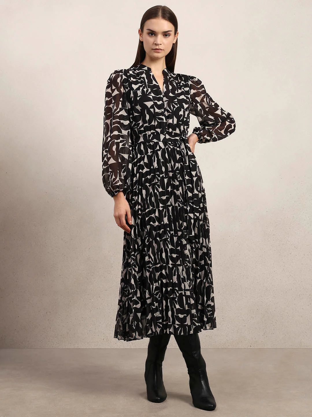 Black & White Floral Printed Midi Dress - Image 2