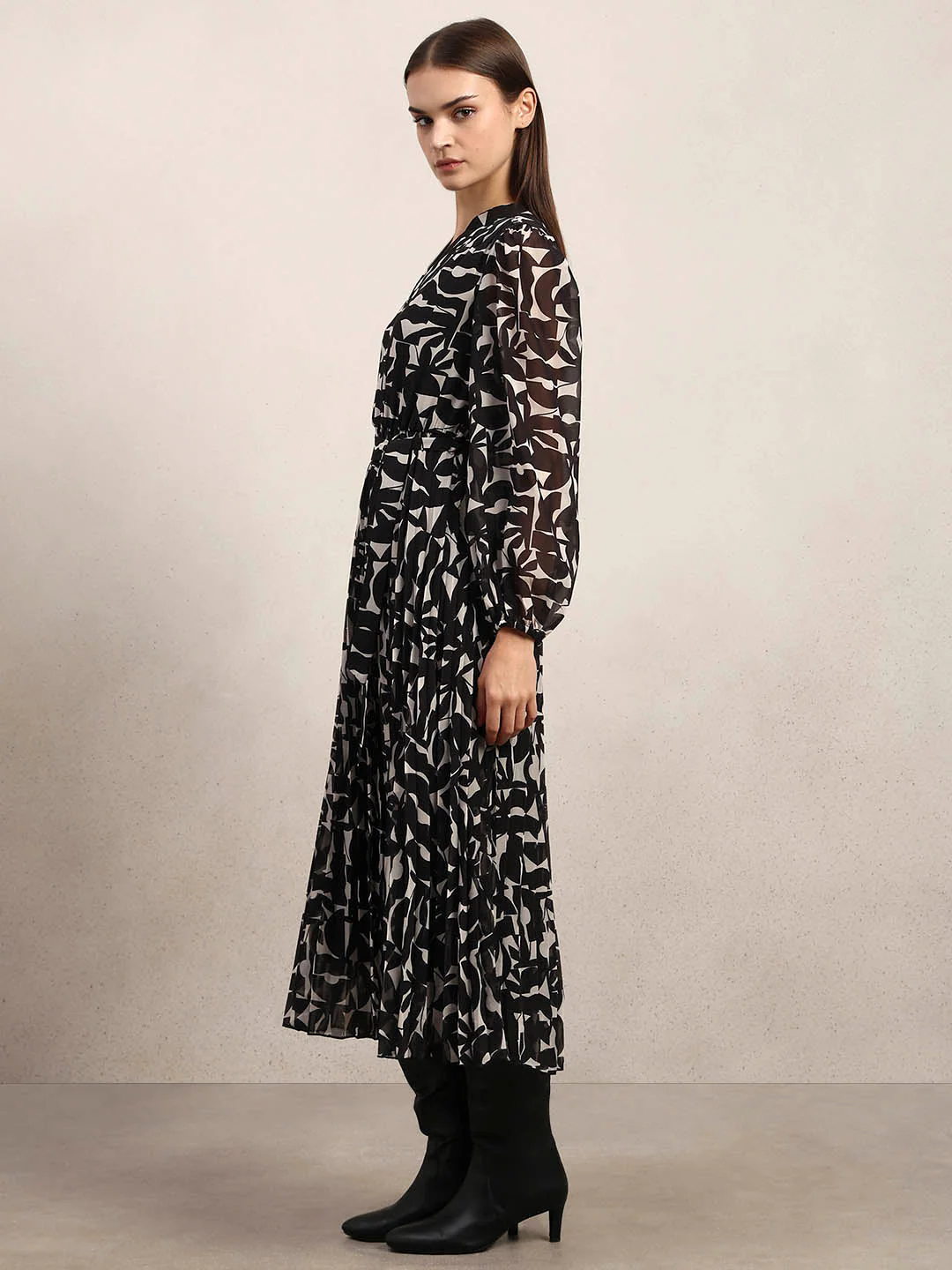 Black & White Floral Printed Midi Dress - Image 3