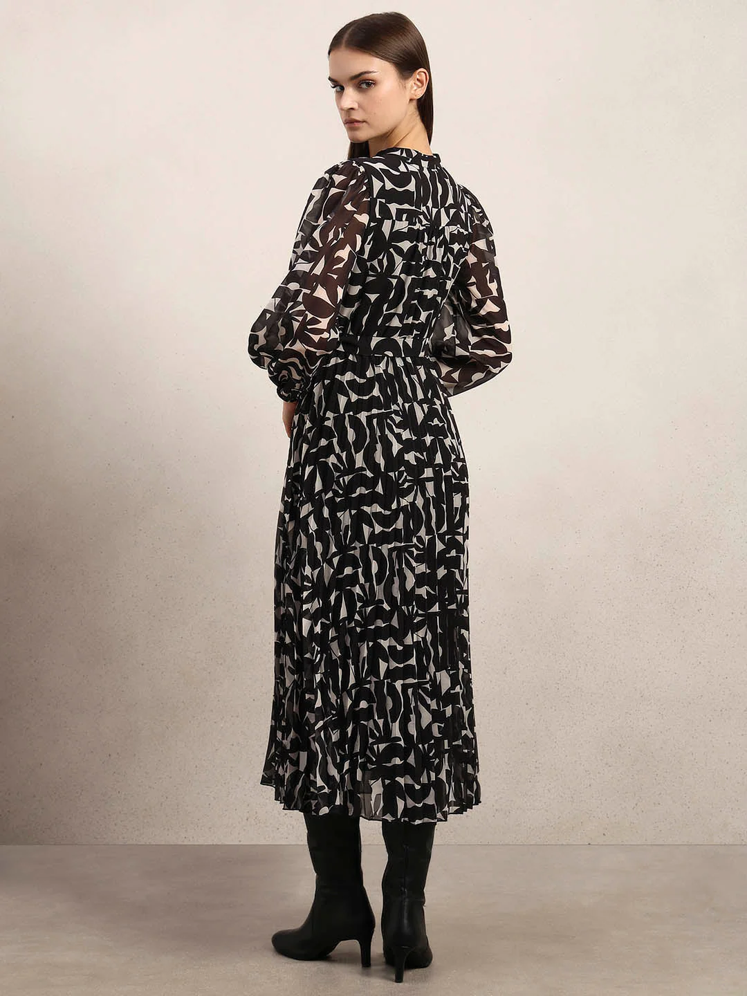 Black & White Floral Printed Midi Dress - Image 4