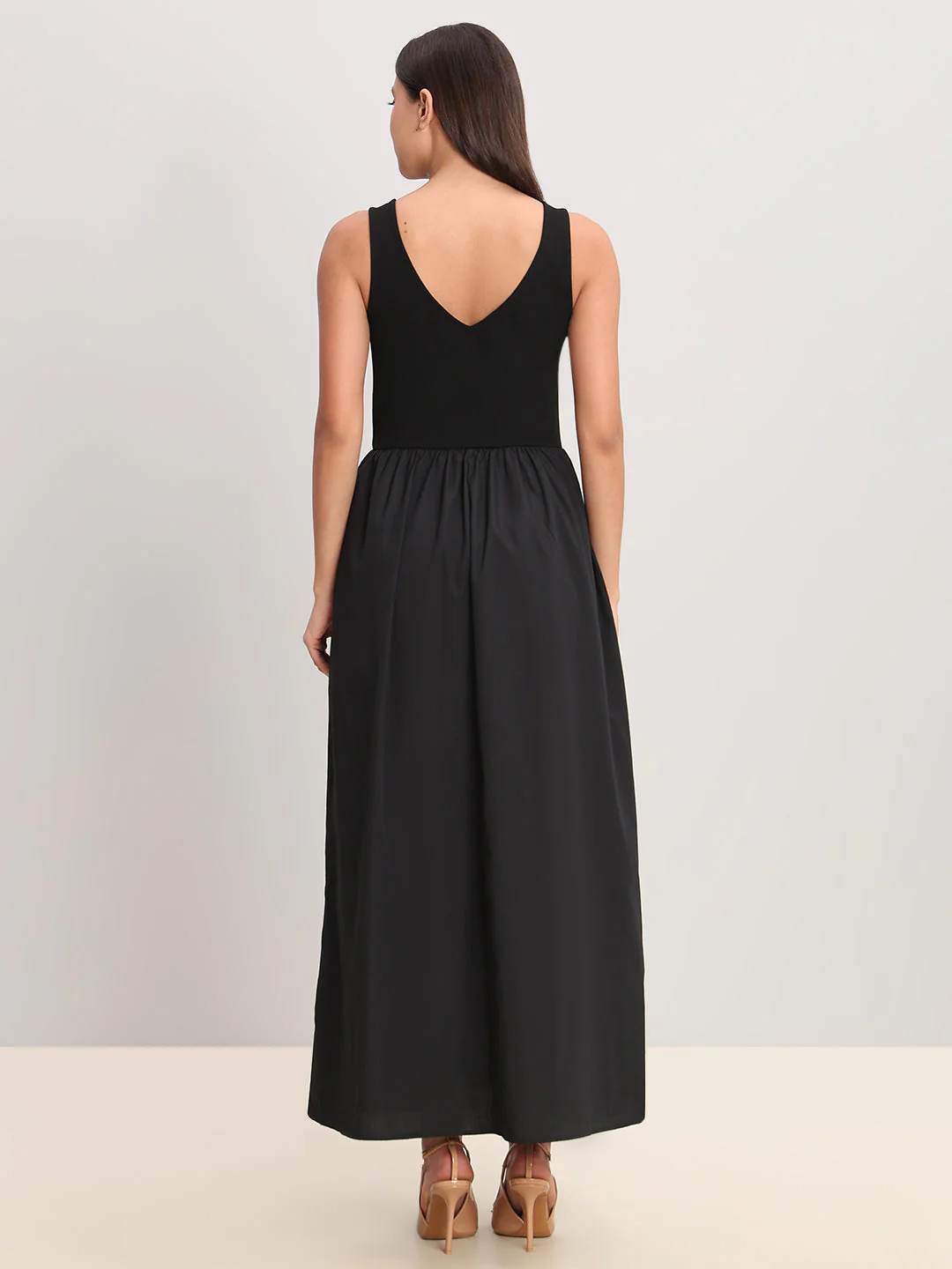 Black V-Neck Sleeveless Dress - Image 4
