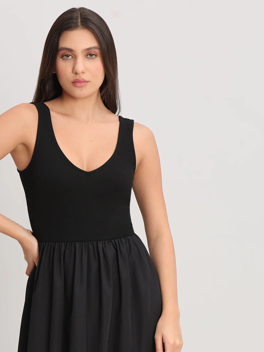 Black V-Neck Sleeveless Dress - Image 5