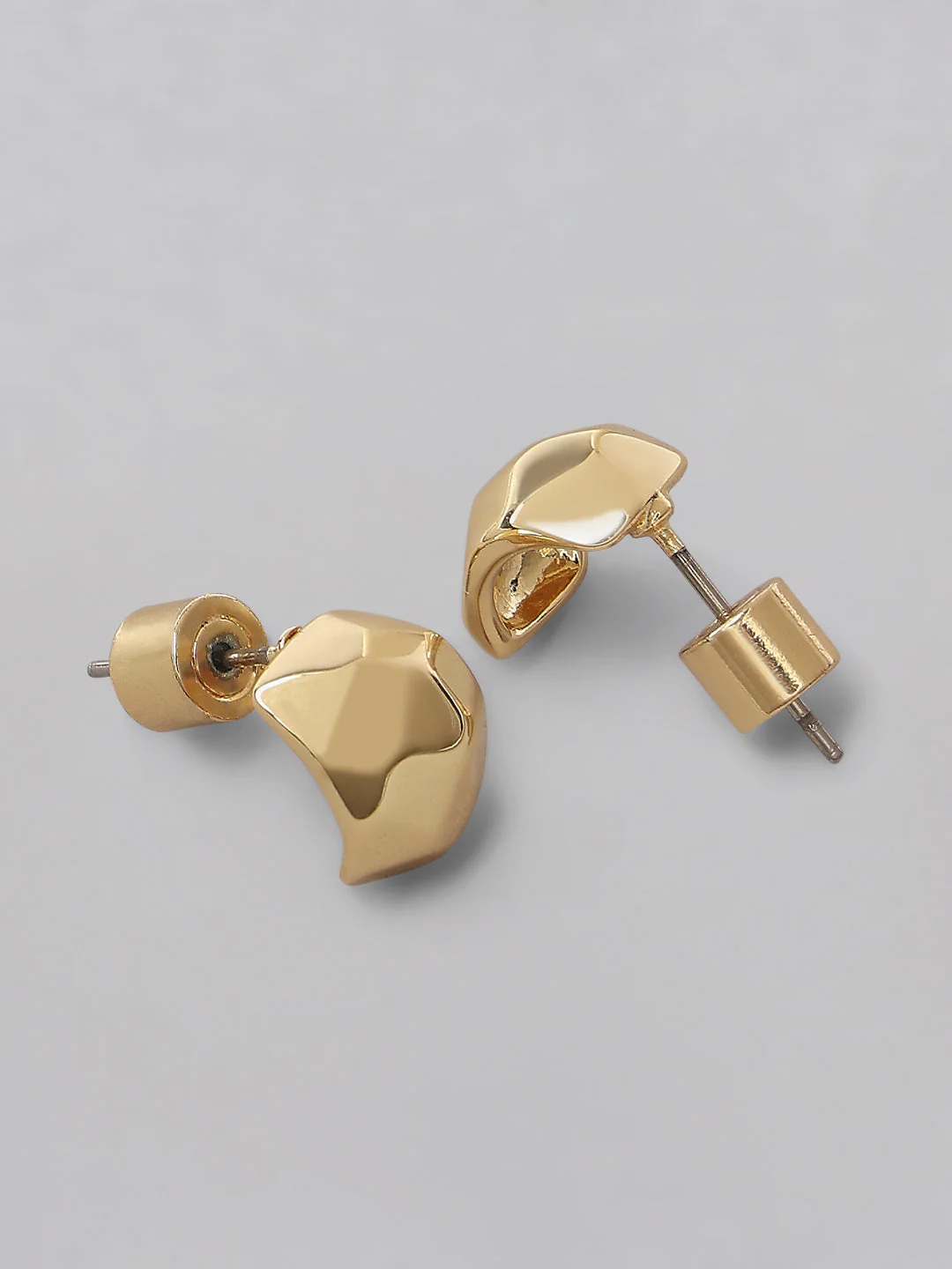 Golden sculpted stud earrings - Image 3